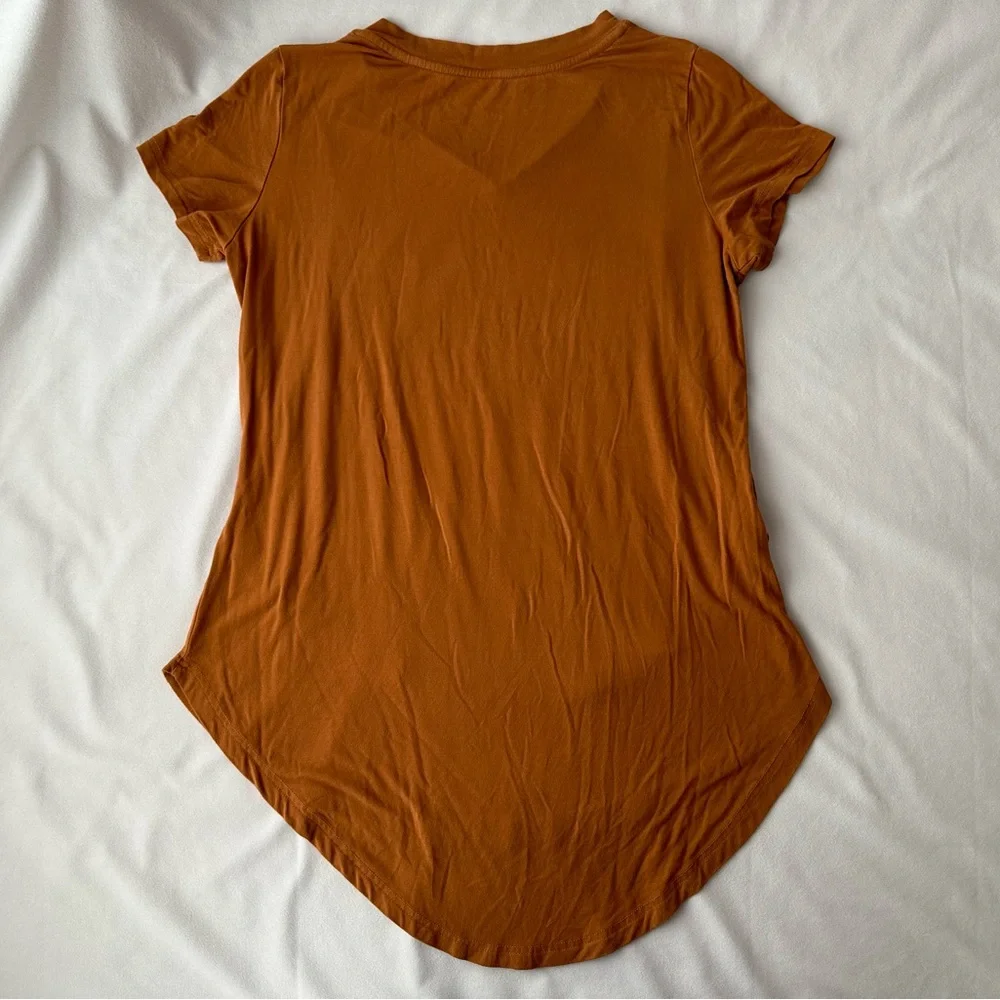Latched Mama v-neck boyfriend nursing maternity tee - Grateful burnt orange - Picture 3 of 6